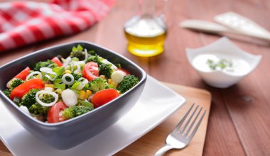 Brokoli salata domates, Mısır ve soğan ile