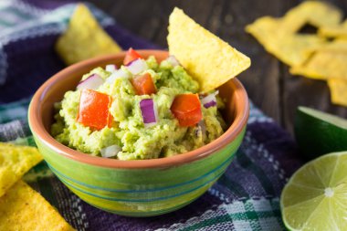 Geleneksel avokado guacamole tortilla cips ile