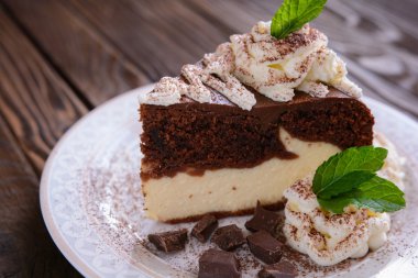 Kremalı çikolatalı cheesecake parçası