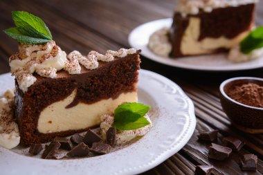 Kremalı çikolatalı cheesecake parçası