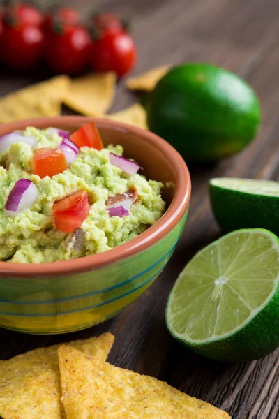 Geleneksel avokado guacamole tortilla cips ile