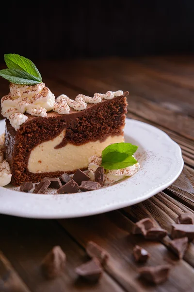 Pedazo de pastel de queso de chocolate con crema batida —  Fotos de Stock