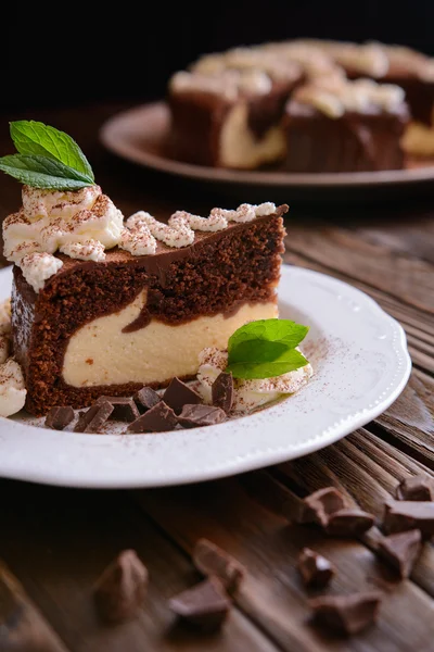 ホイップ クリームとチョコレートのチーズケーキの部分 — ストック写真