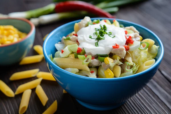 Ensalada de pasta con carne de pollo frito y verduras — Foto de Stock