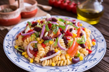 Meksika makarna salatası kırmızı fasulye, Mısır, domates, soğan, biber ile