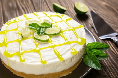 No bake cheesecake kireç, mascarpone, krem şanti ve nane ile