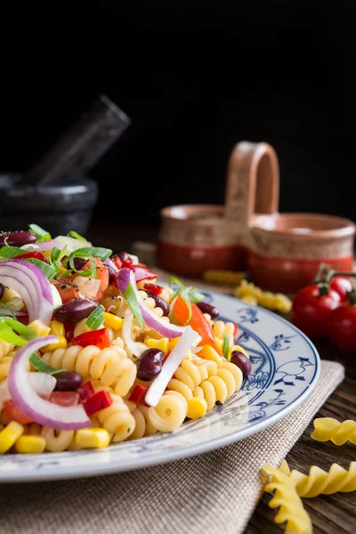Ensalada de pasta mexicana con frijol rojo, maíz, tomate, cebolla y pimienta — Foto de Stock