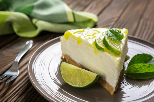 No-bake cheesecake with lime, mascarpone, whipped cream and mint — Stock Photo, Image