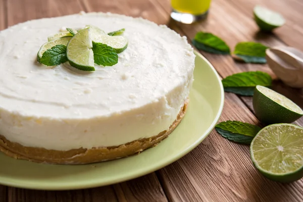 No-bake cheesecake with lime, mascarpone, whipped cream and mint — Stock Photo, Image