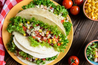 Et, fasulye, marul, Mısır, soğan, domates ile Meksika tacos ve