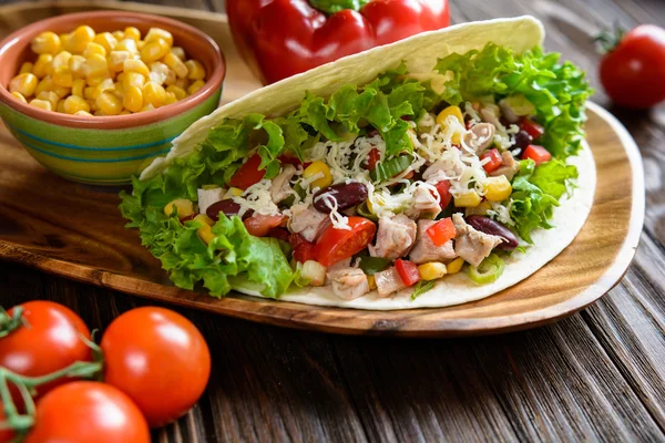 Taco mexican cu carne, fasole, salată verde, porumb, ceapă, roșii și brânză — Fotografie, imagine de stoc