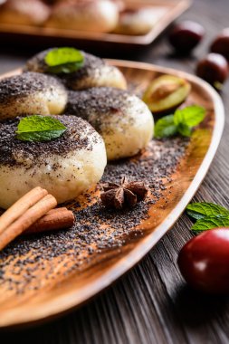 Tatlı Erik reçeli zemin haşhaş tohumu ile serpilir ile köfte buğulama