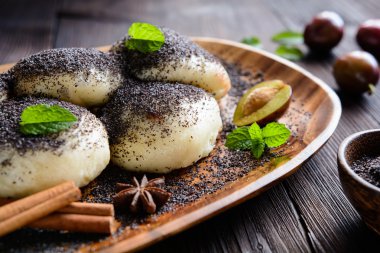 Tatlı Erik reçeli zemin haşhaş tohumu ile serpilir ile köfte buğulama