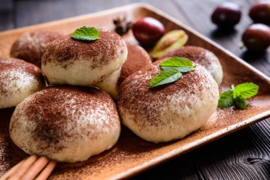 Tatlı ile toz kakao serpilir bir Erik reçeli ile köfte buğulama