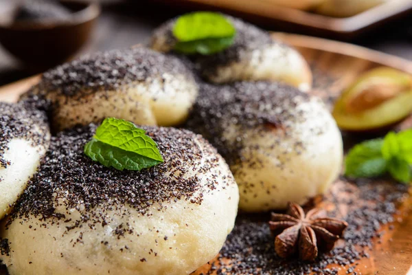 Sweet steamed dumplings with a plum jam sprinkled with ground  poppy seeds — Stock Photo, Image