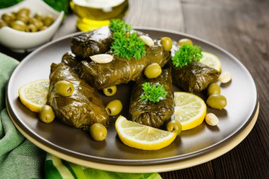 Dolma - pirinç ve sebze ile doldurulmuş yaprak