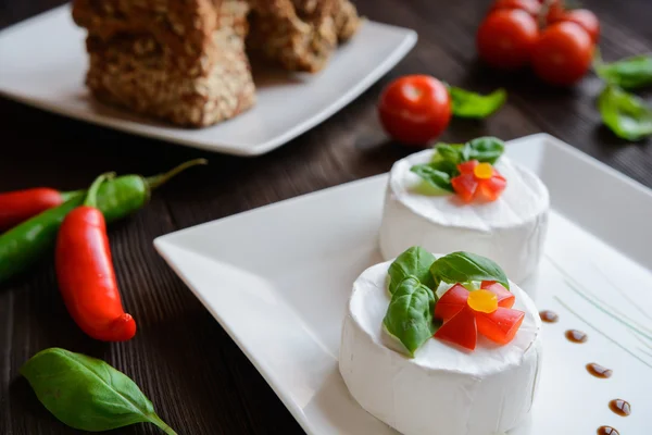 Camembert mit Vollkornbrot und Basilikum — Stockfoto