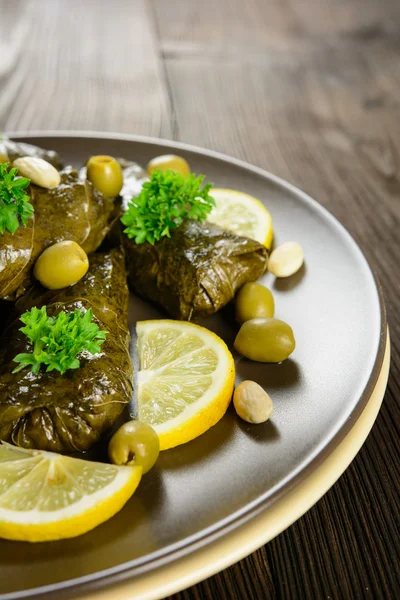 Dolma - folhas de uva recheadas com arroz e legumes — Fotografia de Stock