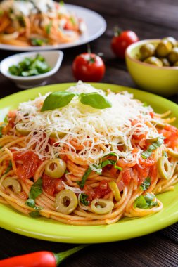 Spagetti makarna salata domates sosu, zeytin, Gouda peyniri ve fesleğen ile