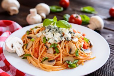 Spagetti makarna salata domates sosu, mantar, mavi peynir ve fesleğen