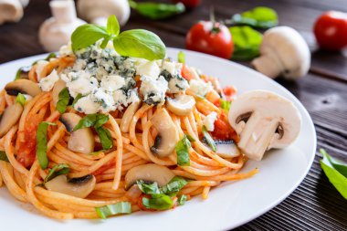 Spagetti makarna salata domates sosu, mantar, mavi peynir ve fesleğen