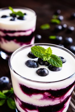 Yaban mersini ile Yunan yoğurt