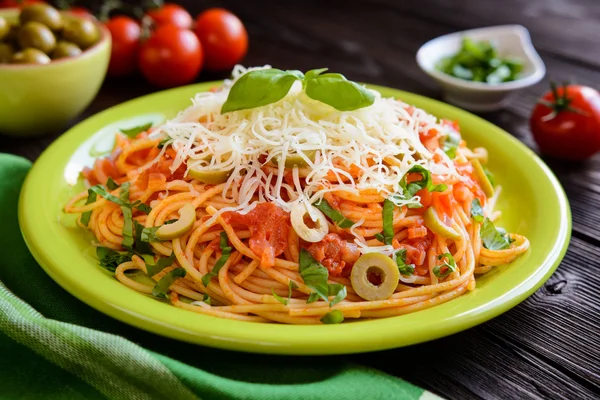 Spagetti tészta saláta paradicsom szósz, olajbogyó, Gouda sajt, bazsalikom — Stock Fotó