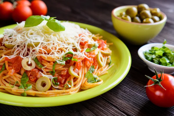 Ensalada de pasta de espagueti con salsa de tomate, aceitunas, queso Gouda y albahaca — Foto de Stock