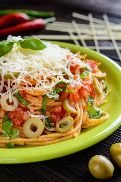 Insalata di spaghetti con sugo di pomodoro, olive, formaggio Gouda e basilico — Foto Stock