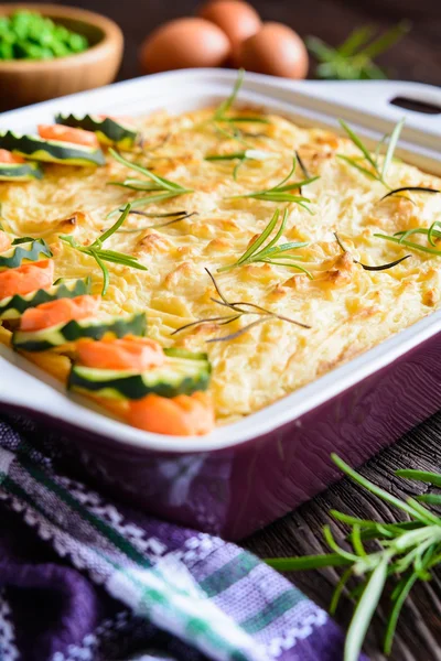 Schäferkuchen mit Hackfleisch, Kartoffelpüree und Gemüse — Stockfoto