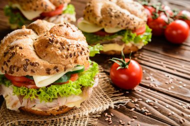 Balık burger uskumru et, peynir ve taze sebze