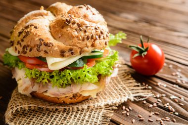 Balık burger uskumru et, peynir ve taze sebze