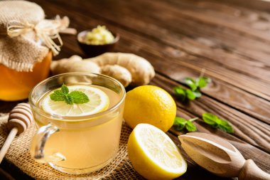 Zencefil kök çay limon, bal ve nane ile