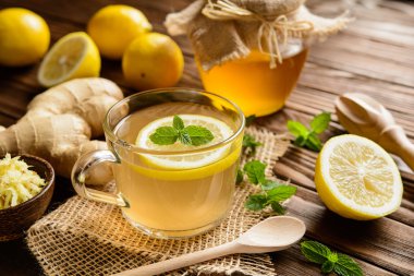 Zencefil kök çay limon, bal ve nane ile