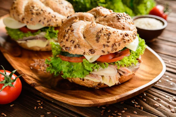 Fischburger mit Makrelenfleisch, Käse und frischem Gemüse — Stockfoto