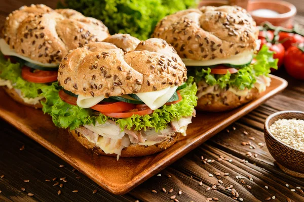 Fish burger med makrill kött, ost och färska grönsaker — Stockfoto