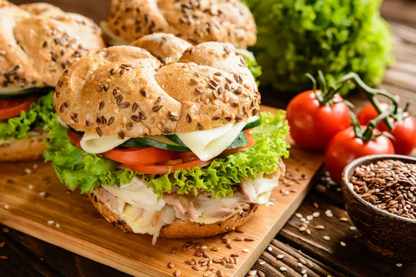 Hamburguesa de pescado con carne de caballa, queso y verduras frescas —  Fotos de Stock