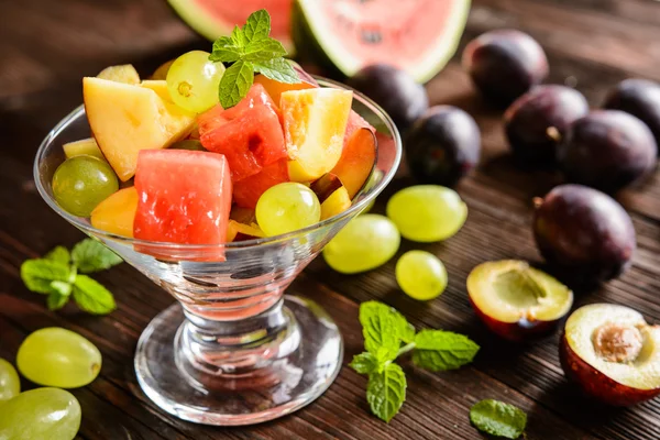 Салат из свежих фруктов с арбузом, сливами, нектаринами и виноградом — стоковое фото