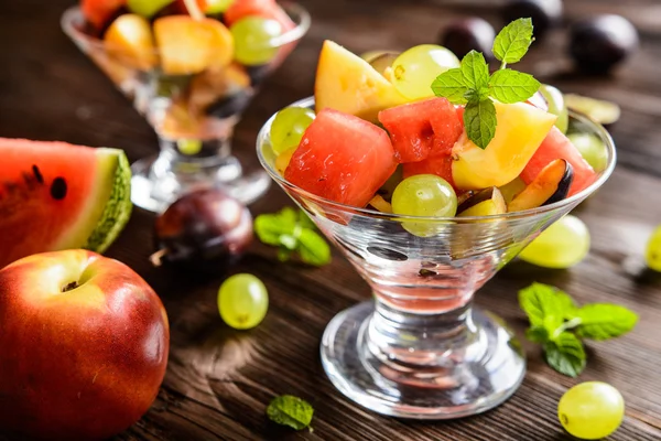 Салат из свежих фруктов с арбузом, сливами, нектаринами и виноградом — стоковое фото