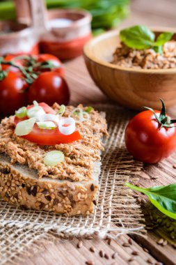 Whole wheat bread with fish spread, tomato and onion 
