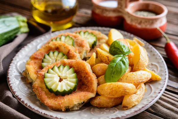 Abobrinha frita empanada com batatas americanas e pepino — Fotografia de Stock