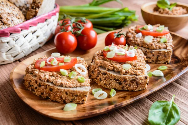 Whole wheat bread with fish spread, tomato and onion — 图库照片