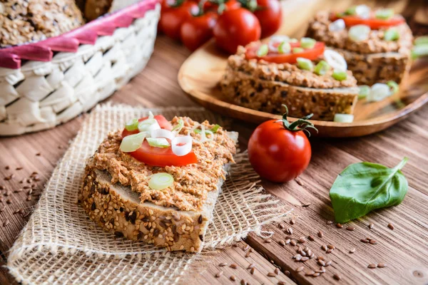 Whole wheat bread with fish spread, tomato and onion — Stok fotoğraf