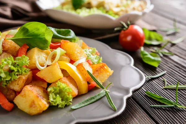 Salată de cartofi prăjită cu salată verde, piper, ceapă și file de pește coapte acoperite cu brânză — Fotografie, imagine de stoc