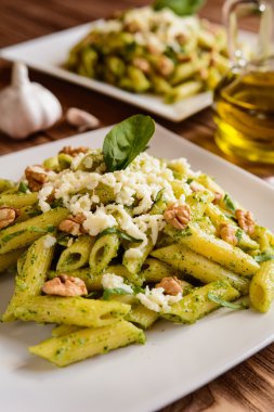 Penne makarna ıspanak pesto, ceviz ve mozzarella ile