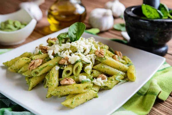 Penne paste cu pesto spanac, nuci și mozzarella — Fotografie, imagine de stoc