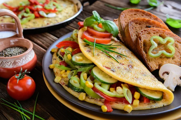 Omelet cu piper, roșii, porumb, ceapă verde, castravete, ciuperci și pâine prăjită — Fotografie, imagine de stoc