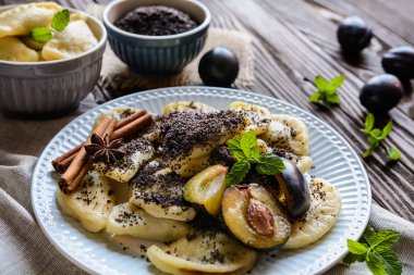Tatlı Erik reçeli bir haşhaş tohumu streusel ile dolu köfte haşlanmış