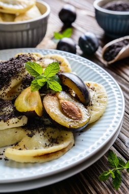 Tatlı Erik reçeli bir haşhaş tohumu streusel ile dolu köfte haşlanmış