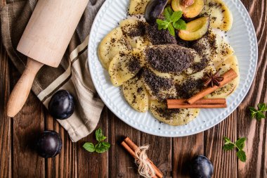 Tatlı Erik reçeli bir haşhaş tohumu streusel ile dolu köfte haşlanmış